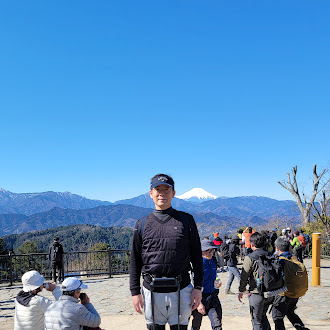 高尾山山頂でのJ様 - 富士山をバックに